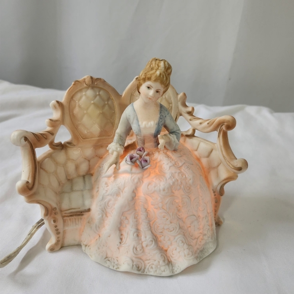 Bordeaux Lady in Waiting Porcelain [Night Light *] Excellent Condition. - Picture 1 of 13